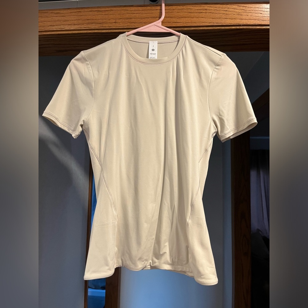 NWOT Lululemon Wundermost tee - Picture 2 of 3
